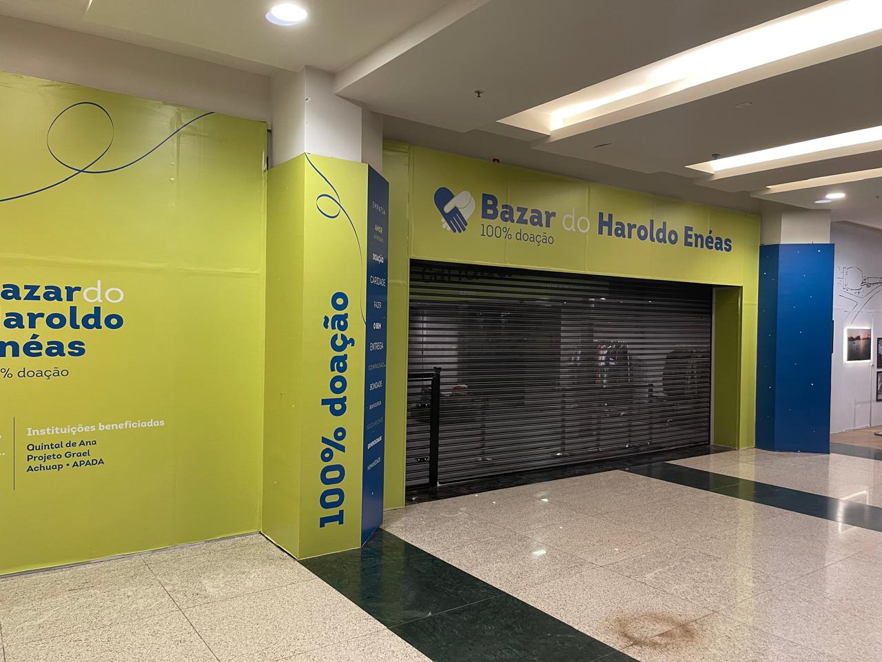 Tapume Bazar do Haroldo Enéas — adesivação institucional em shopping