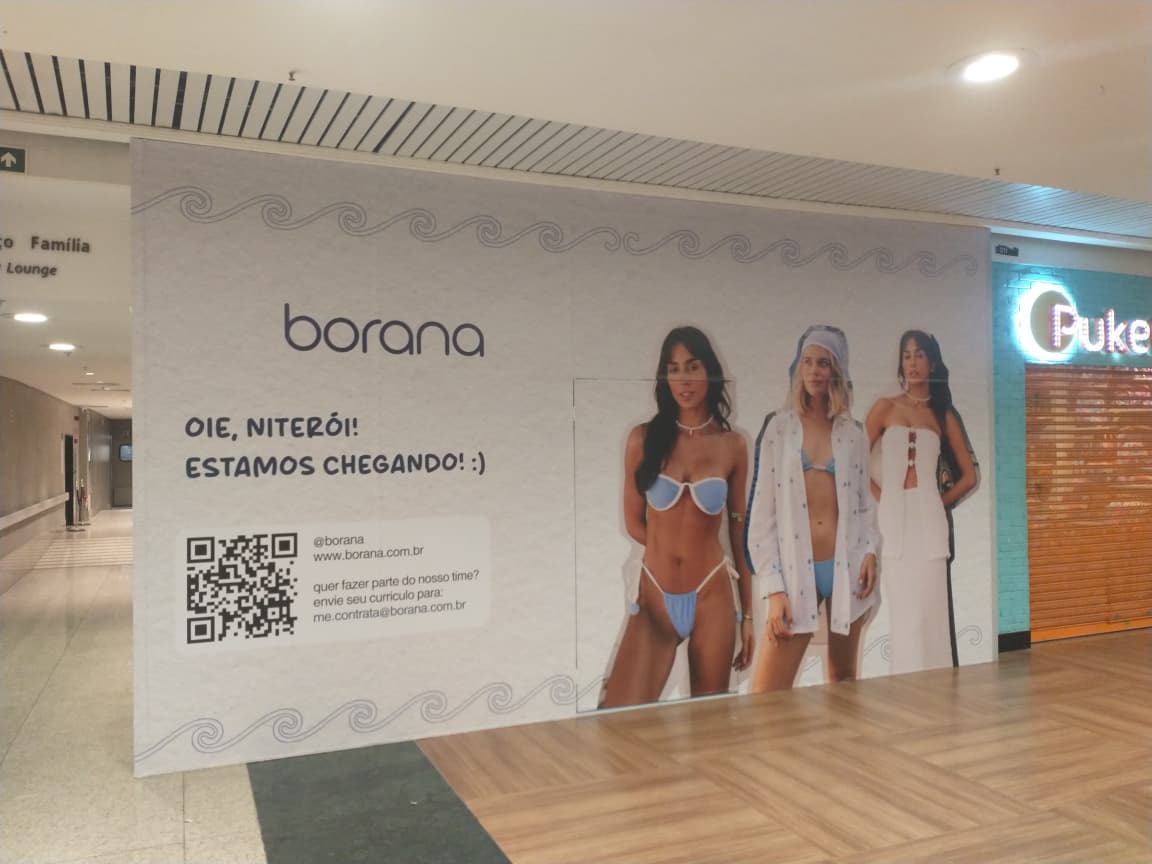 Tapume Borana — adesivação de fachada de loja em shopping com fotografia de moda