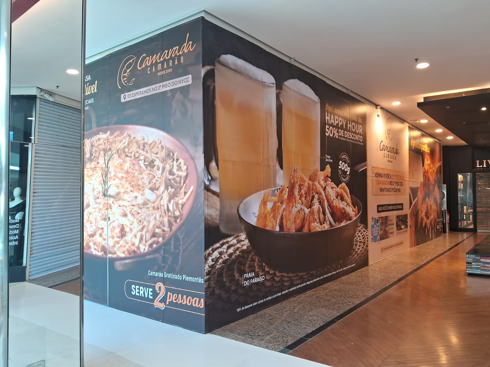Tapume Camarada Camarão — adesivação de loja em shopping com fotos em grande formato