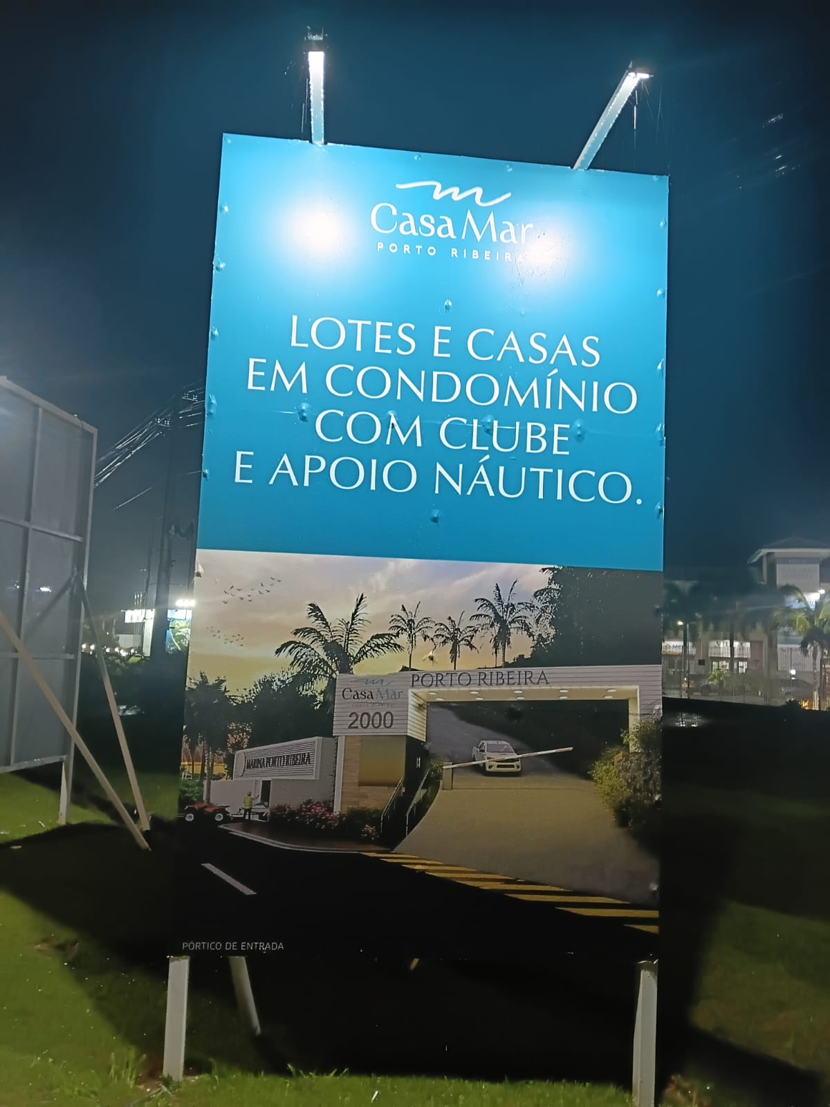 Adesivação de pórtico CasaMar Porto Ribeira — placa institucional iluminada