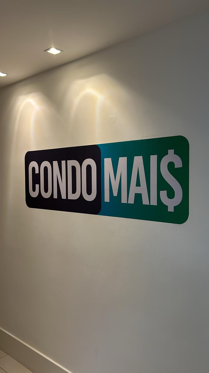 Logotipo CondoMais aplicado em recorte de vinil — parede corporativa