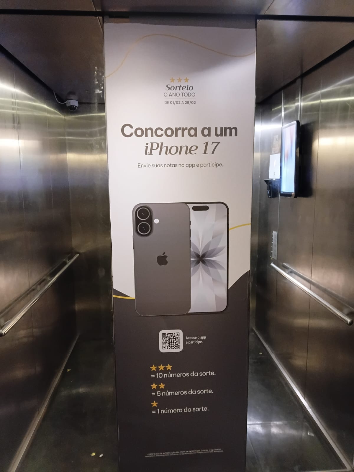 Adesivação interna de elevador — campanha sorteio iPhone 17