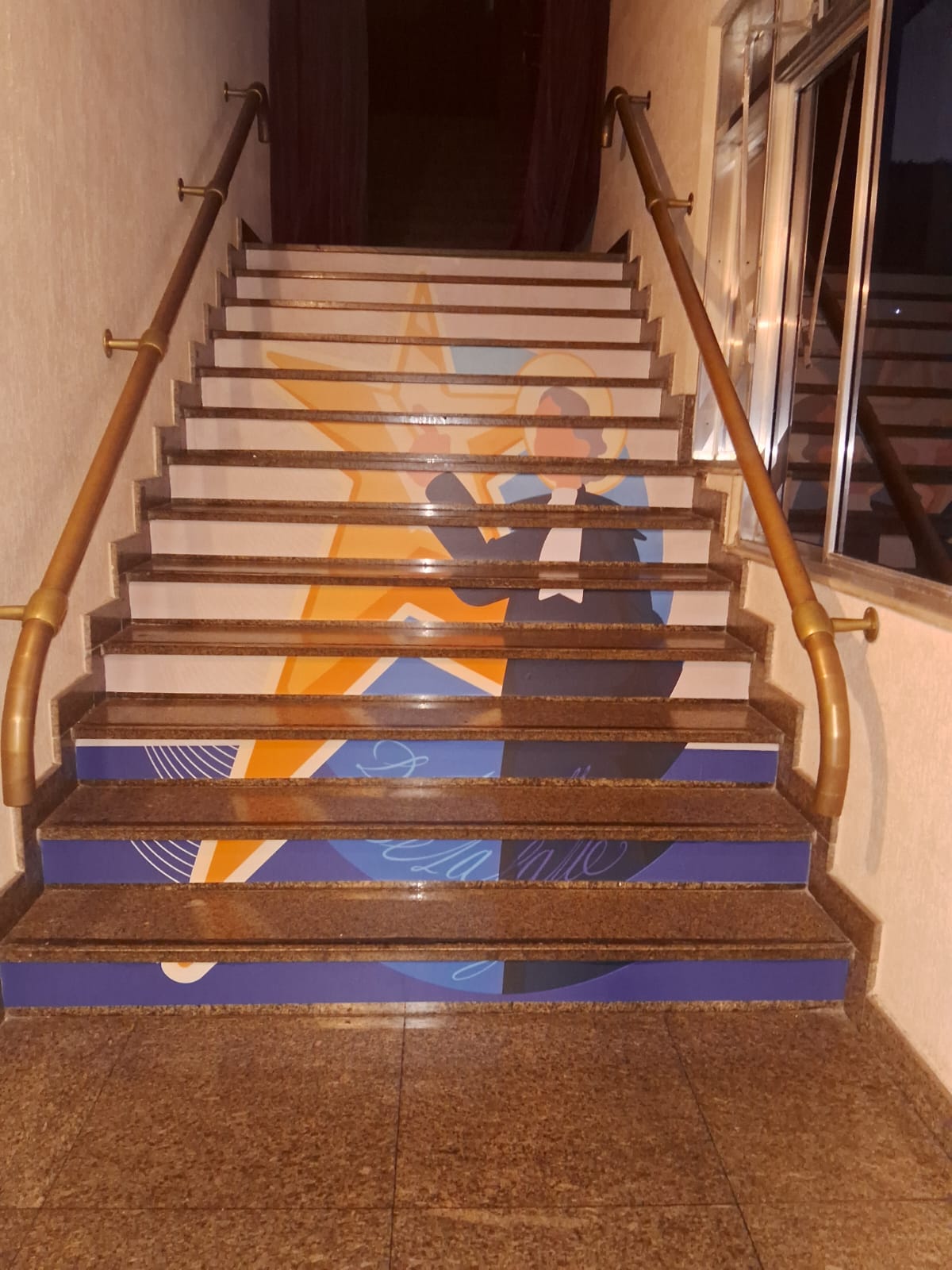 Adesivação de degraus de escada Delaville — comunicação visual ambiental