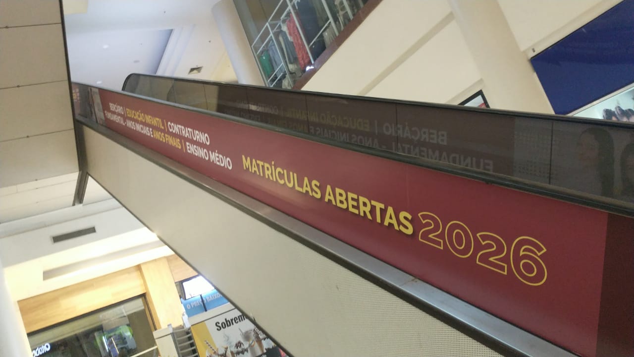 Adesivação de balaustrada de escada rolante — campanha Matrículas Abertas em shopping