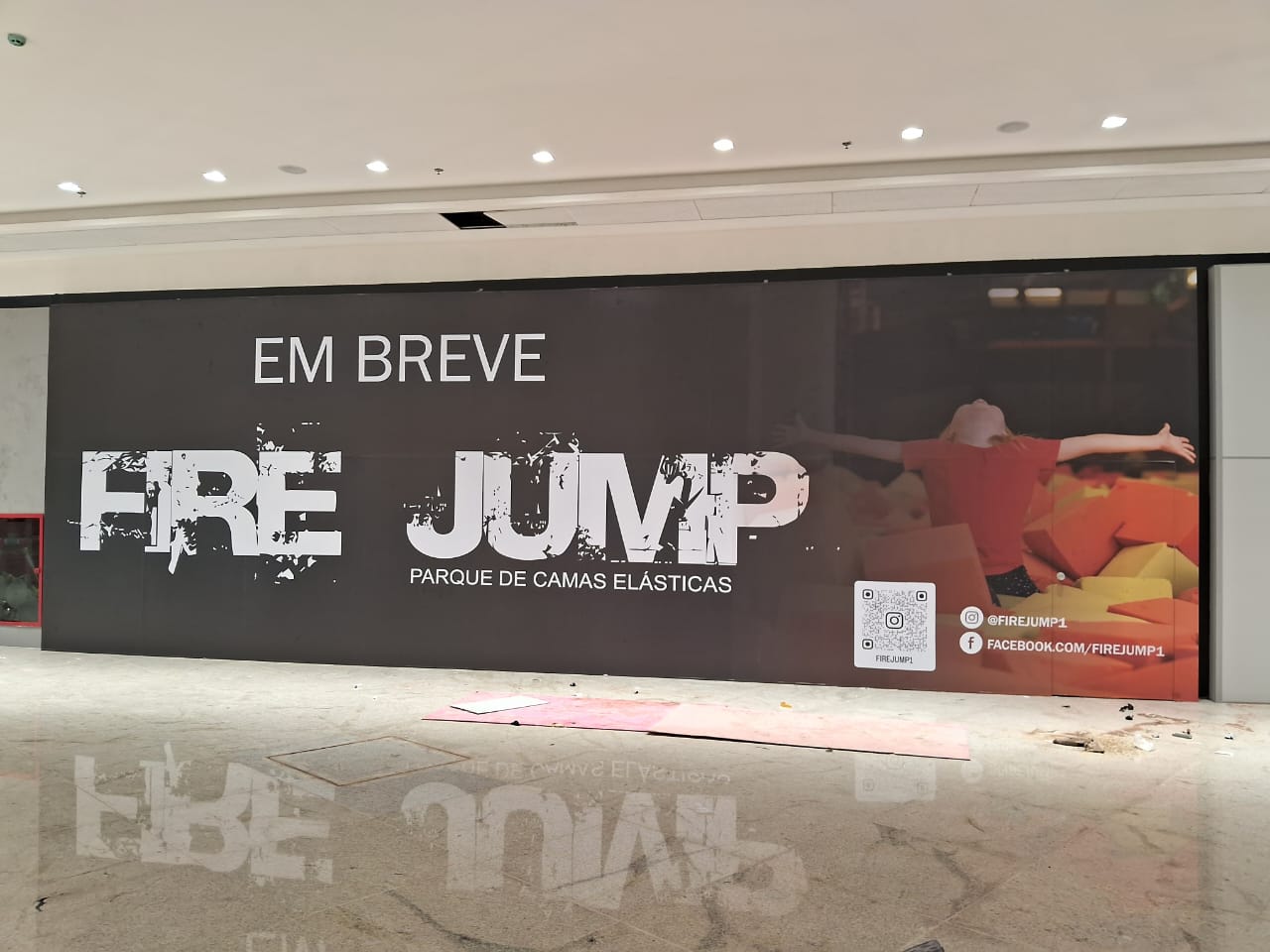 Tapume Fire Jump — adesivação de loja em construção