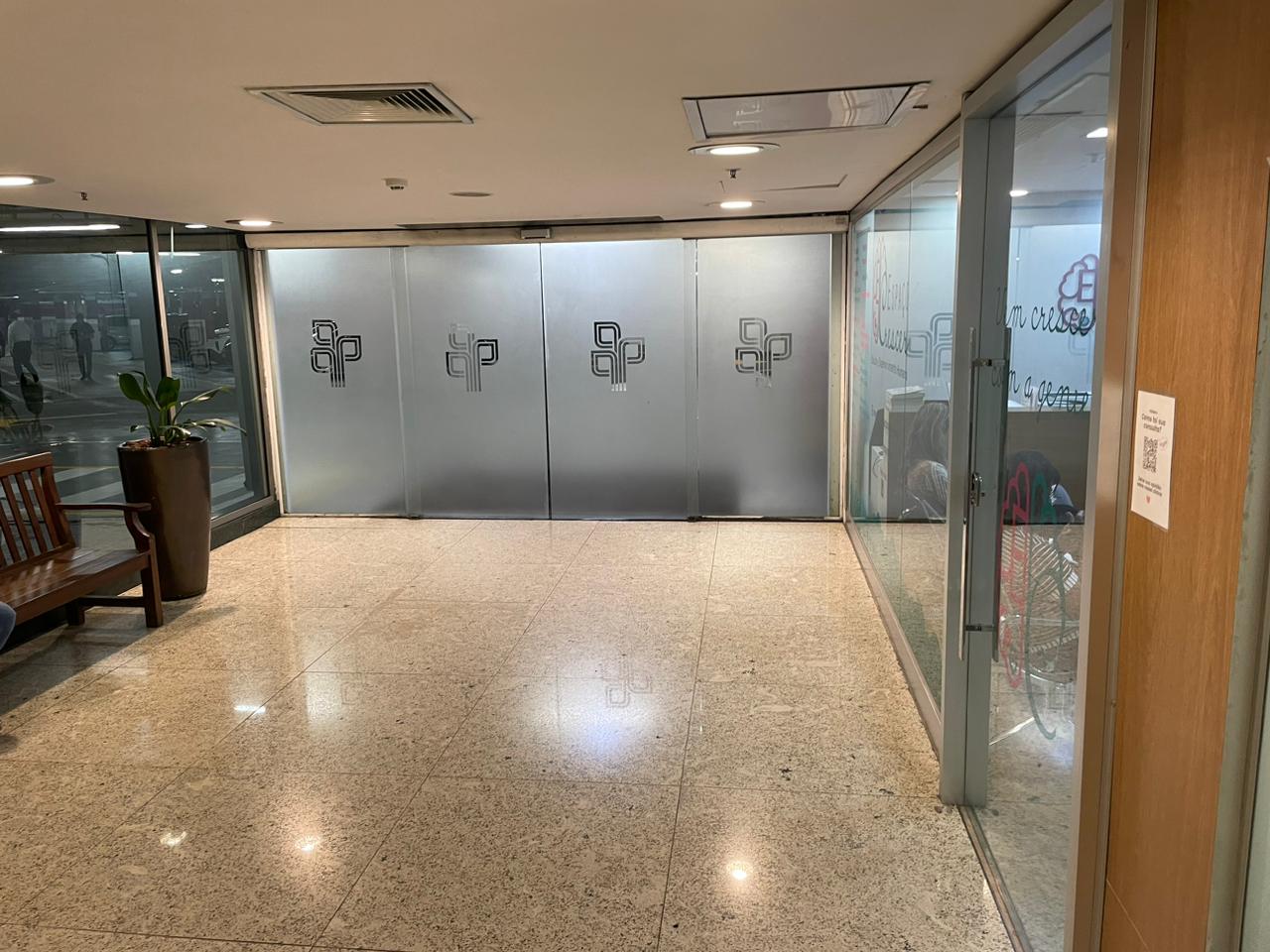 Adesivo jateado em portas de vidro — identidade visual institucional