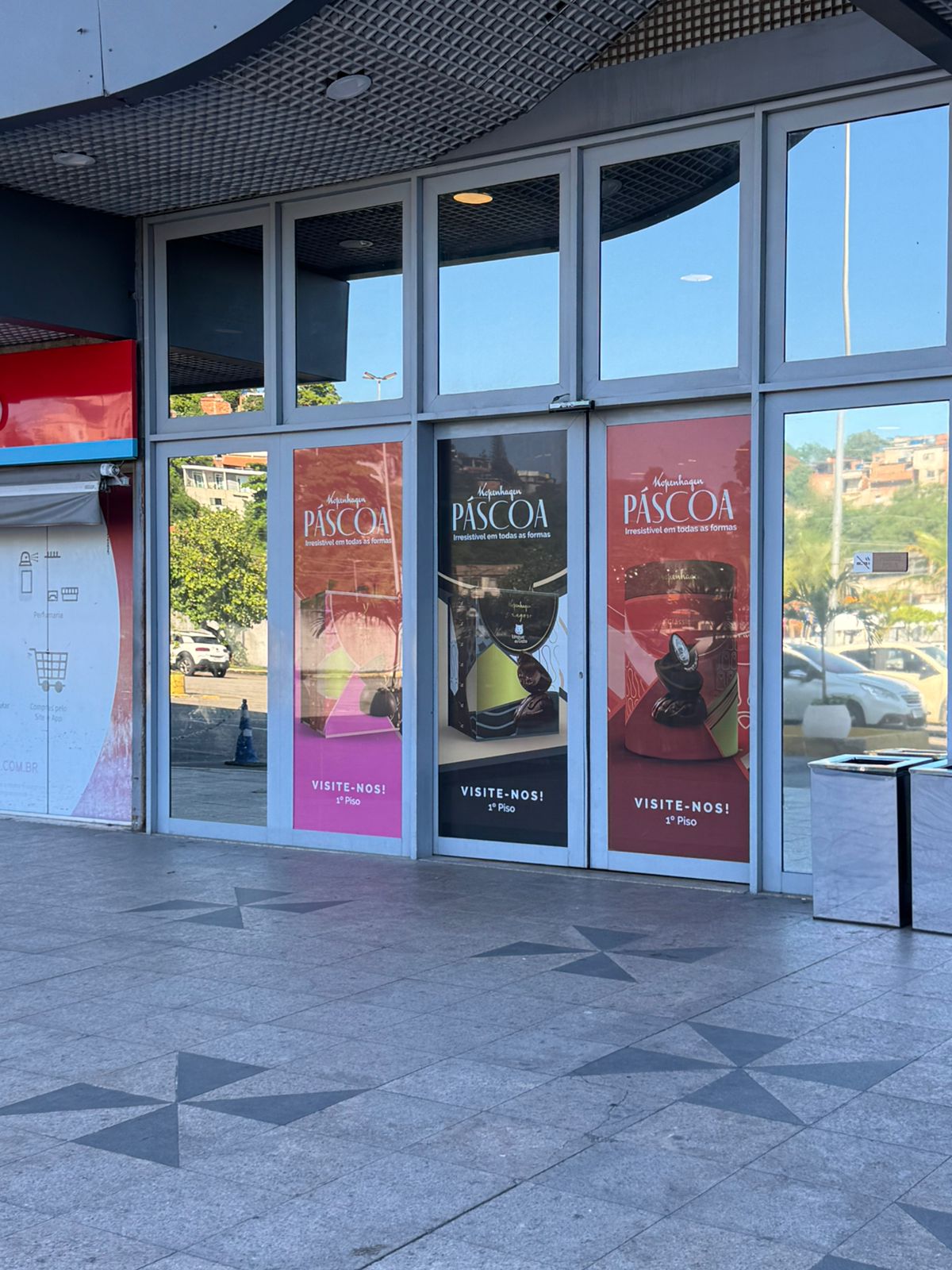 Adesivação de vitrine Kopenhagen Páscoa — campanha em portas de vidro com banners verticais