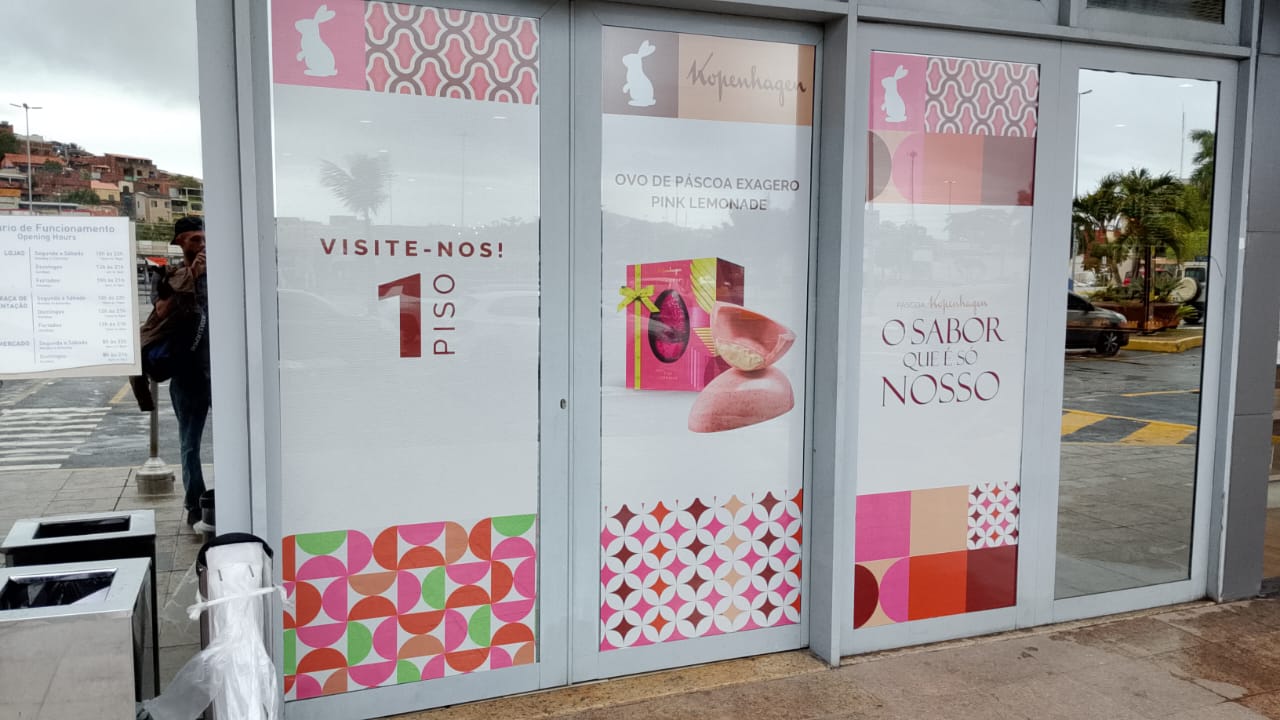 Adesivação de vitrine Kopenhagen — campanha de Páscoa em fachada de loja