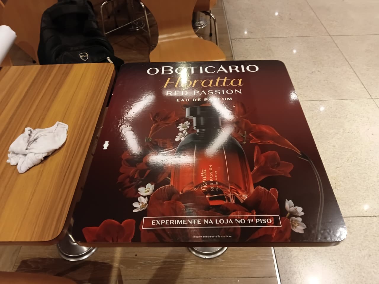 Adesivação de mesa O Boticário Floratta Red Passion — ativação em praça de alimentação