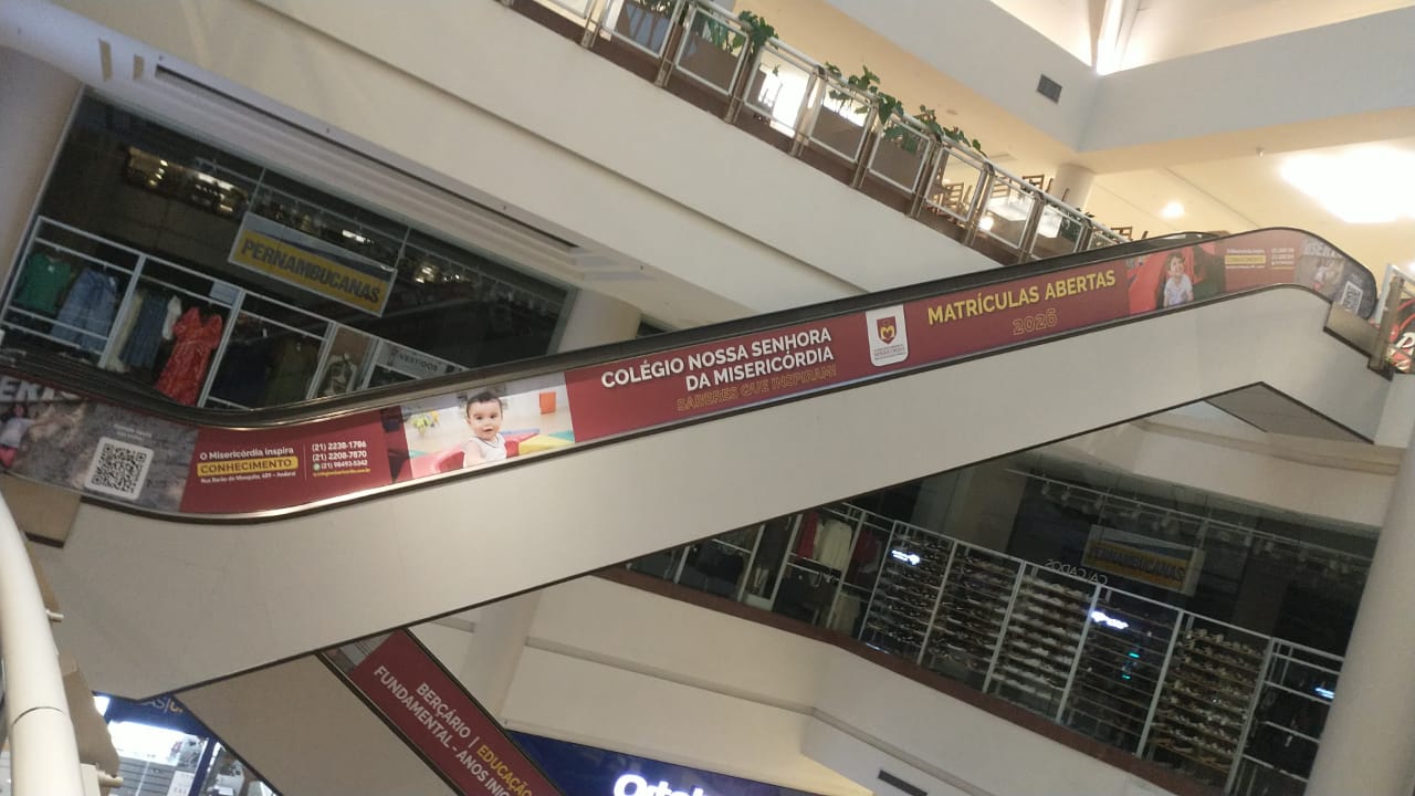 Adesivação de balaustrada Colégio Nossa Senhora da Misericórdia — campanha Matrículas Abertas em escada rolante