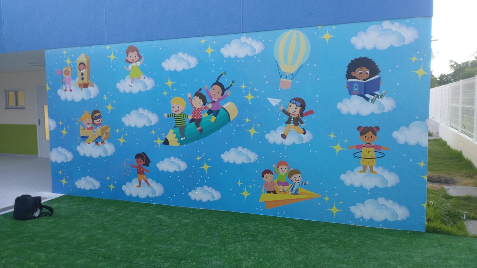 Mural infantil em adesivo — ambientação escolar em grande formato