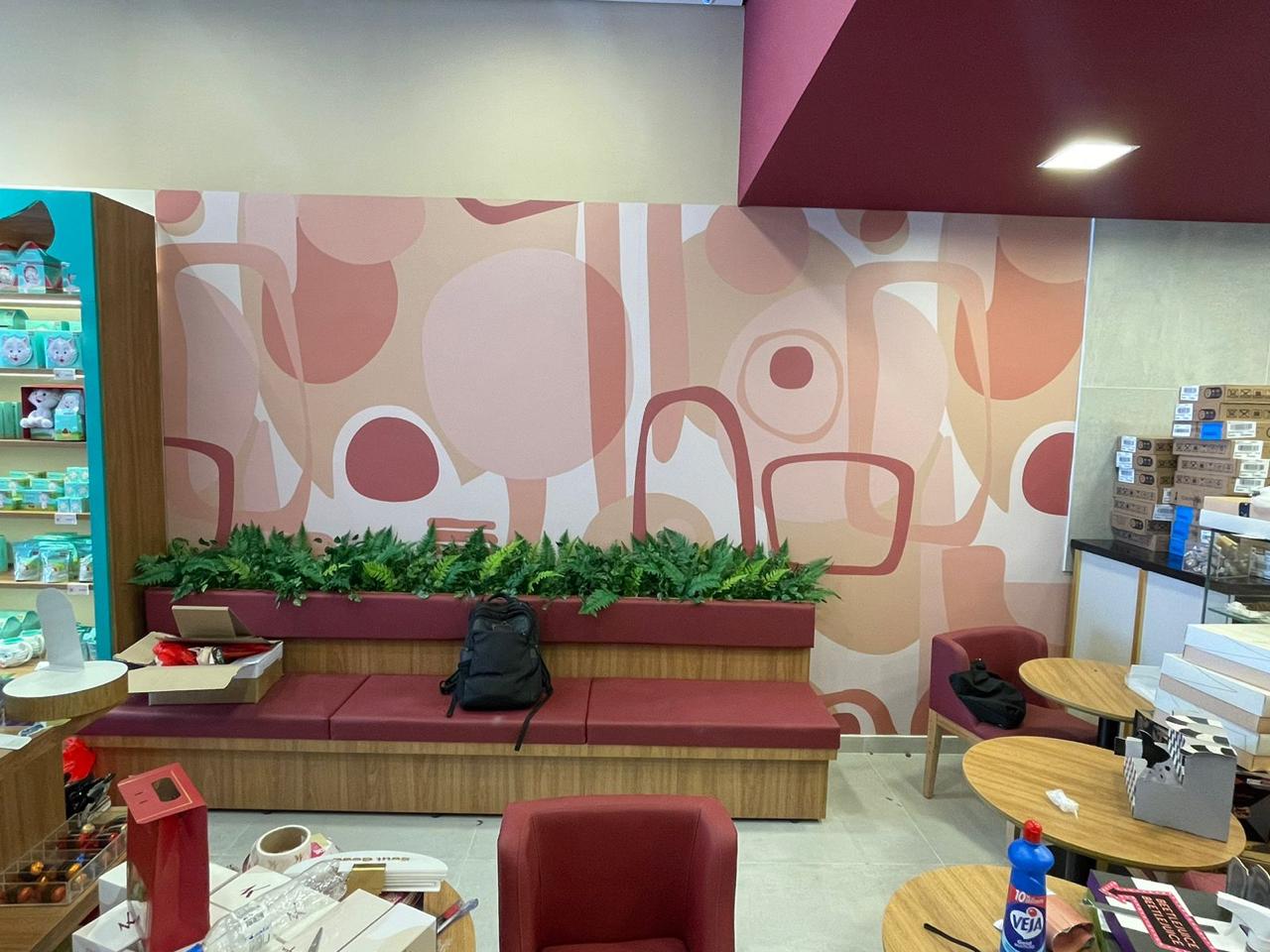 Mural decorativo em adesivo — padronagem geométrica em tons rosa para ambientação de loja