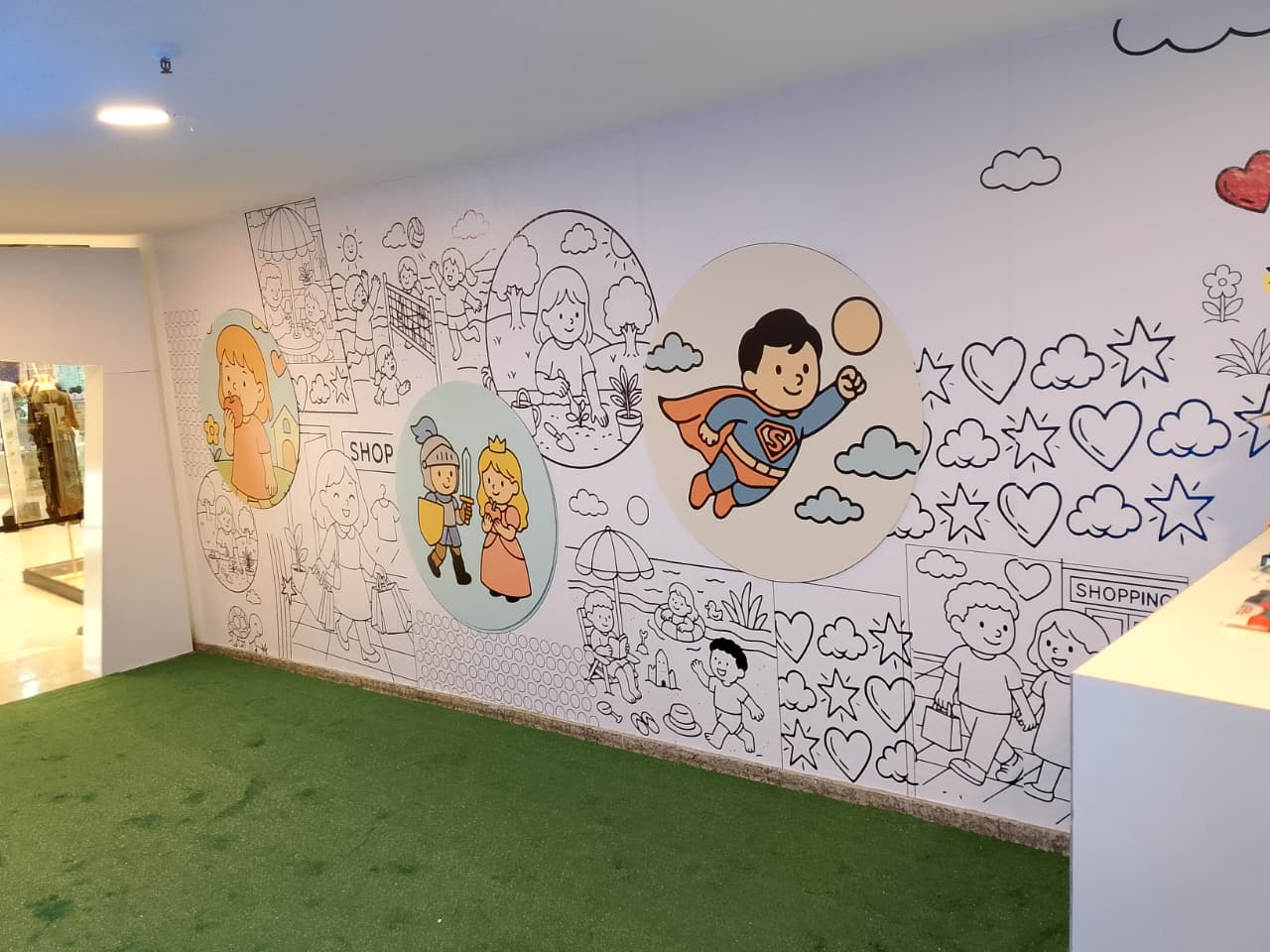 Mural infantil em adesivo — ambientação lúdica para colorir em área kids de shopping