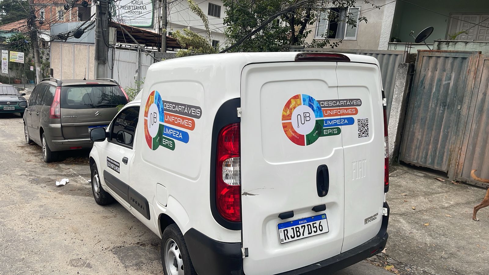Adesivação de utilitário NB Descartáveis — recortes em vinil