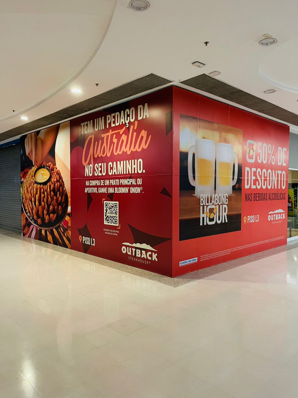 Tapume Outback Steakhouse — campanha Austrália em adesivação envolvente de esquina