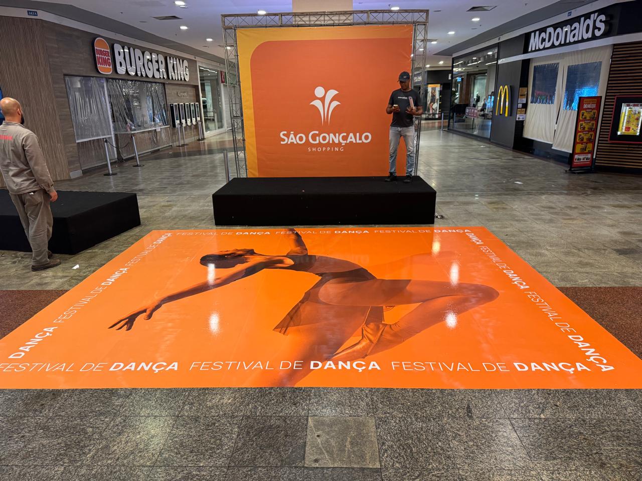 Adesivação de piso Festival de Dança — São Gonçalo Shopping