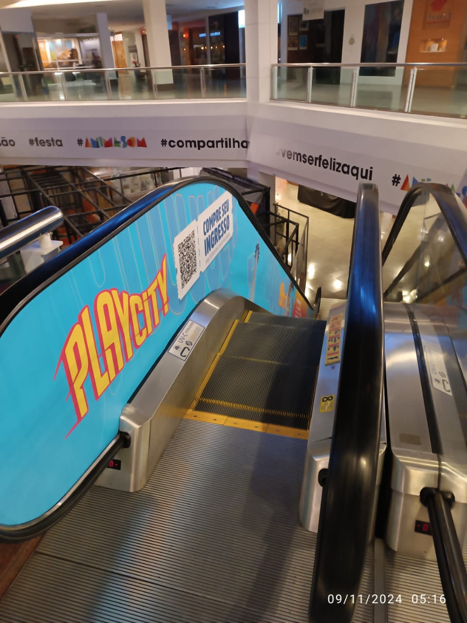 Adesivação de escada rolante PlayCity — comunicação visual em shopping
