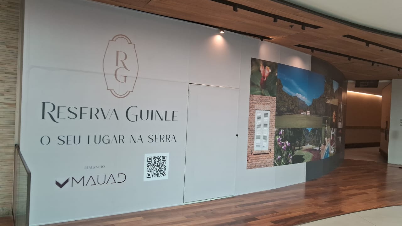 Tapume decorativo Reserva Guinle — adesivação institucional em shopping