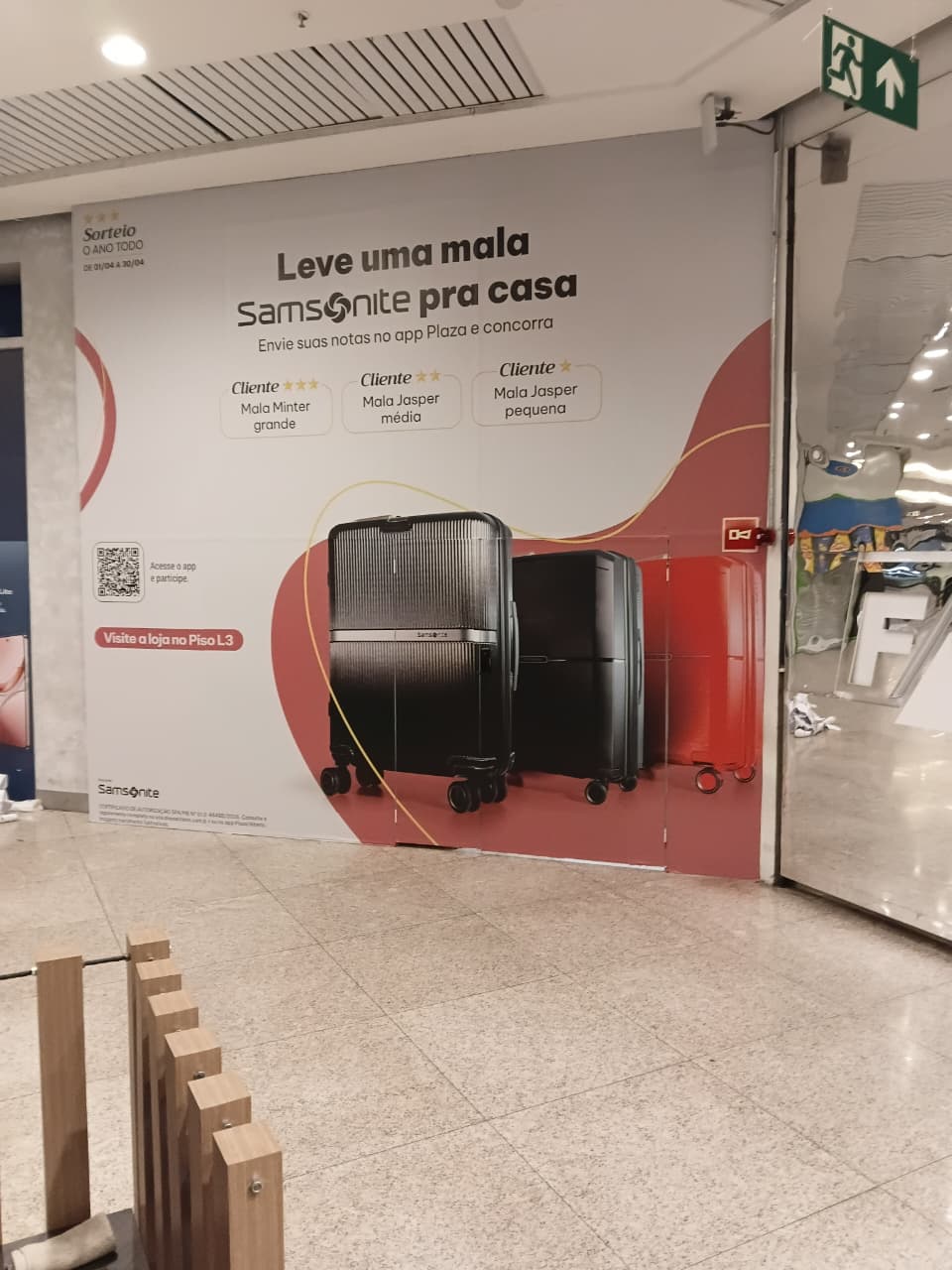 Tapume Samsonite Plaza Shopping — campanha sorteio de malas com fotografia de grande formato