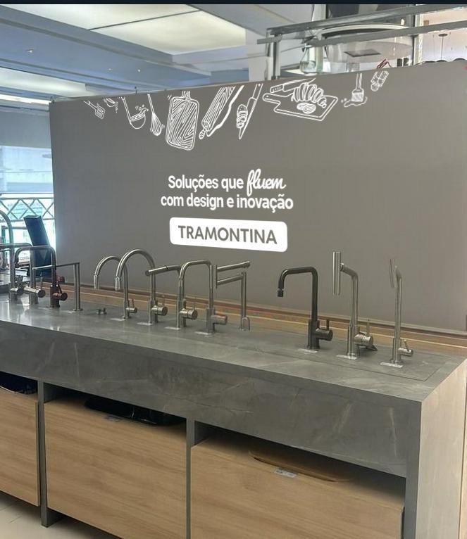 Adesivação de parede Tramontina — soluções que fluem com design e inovação, ambientação de showroom de torneiras