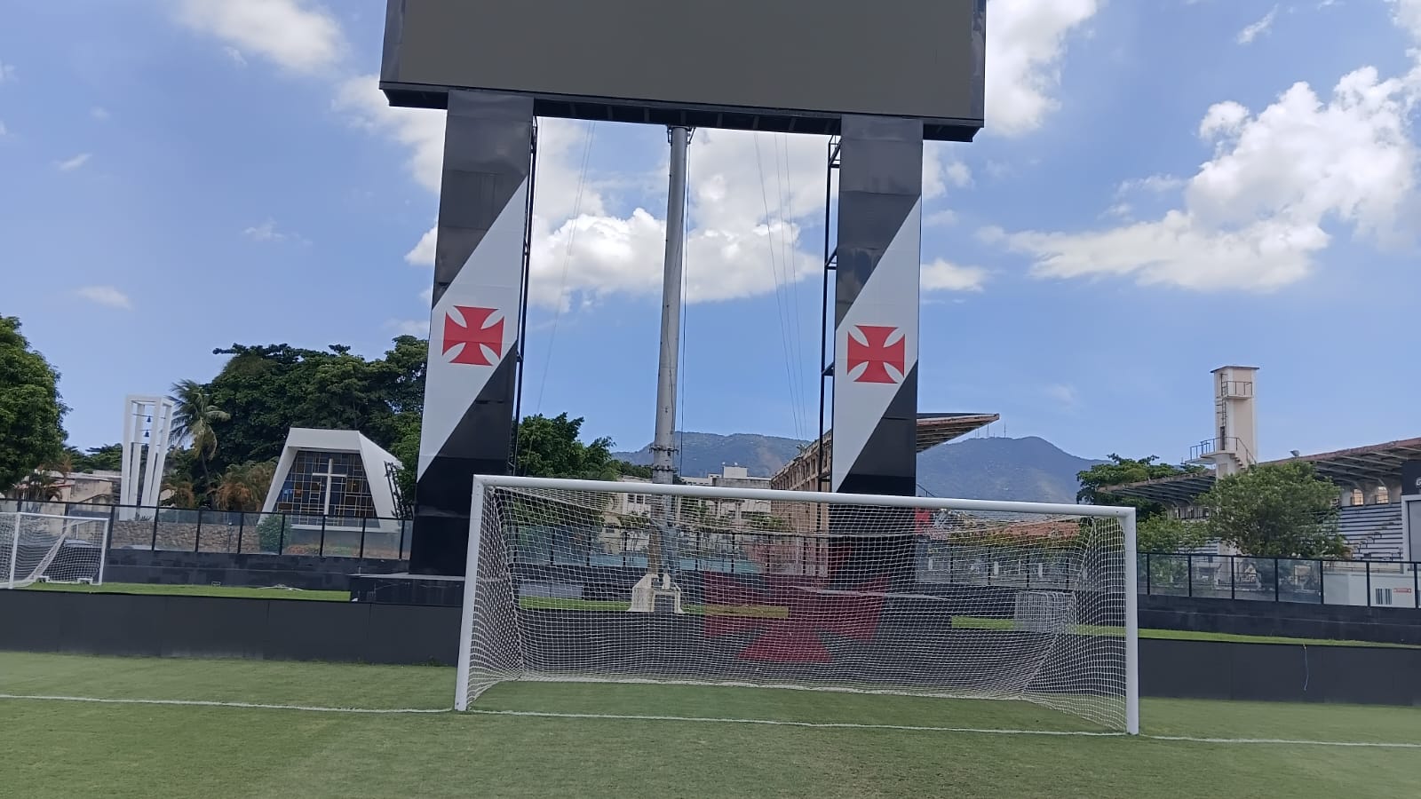 Adesivação de torres do telão São Januário Vasco da Gama — comunicação institucional do clube em estádio