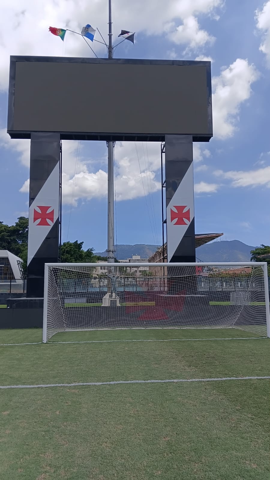 Adesivação das torres do telão de São Januário — pintura institucional Vasco da Gama em campo de futebol