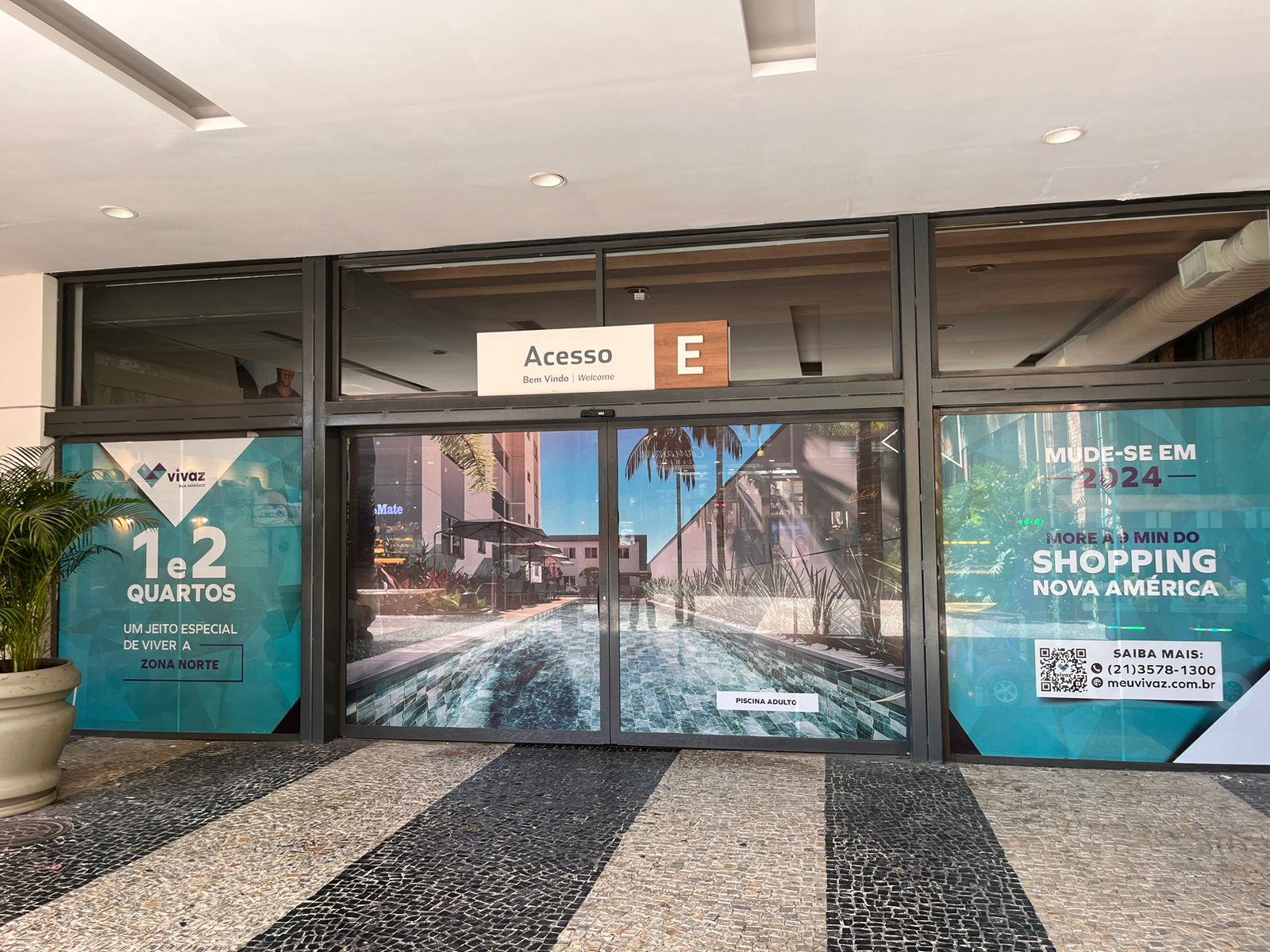 Adesivação de vitrine Vivaz Rua Honório — comunicação visual em fachada de stand