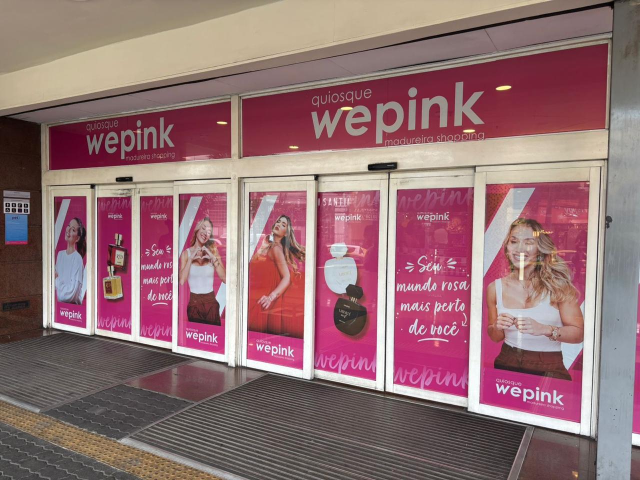 Adesivação de vitrine WePink Madureira Shopping — quiosque com fachada e portas envelopadas