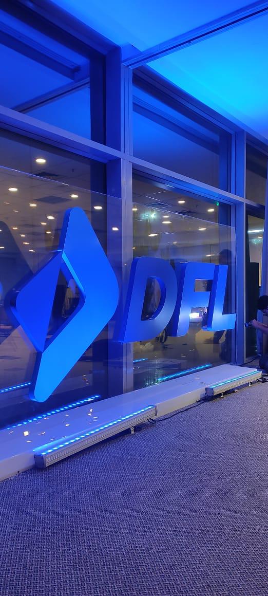 Backdrop DFL em acrílico e ACM com iluminação LED — fachada corporativa em vidro