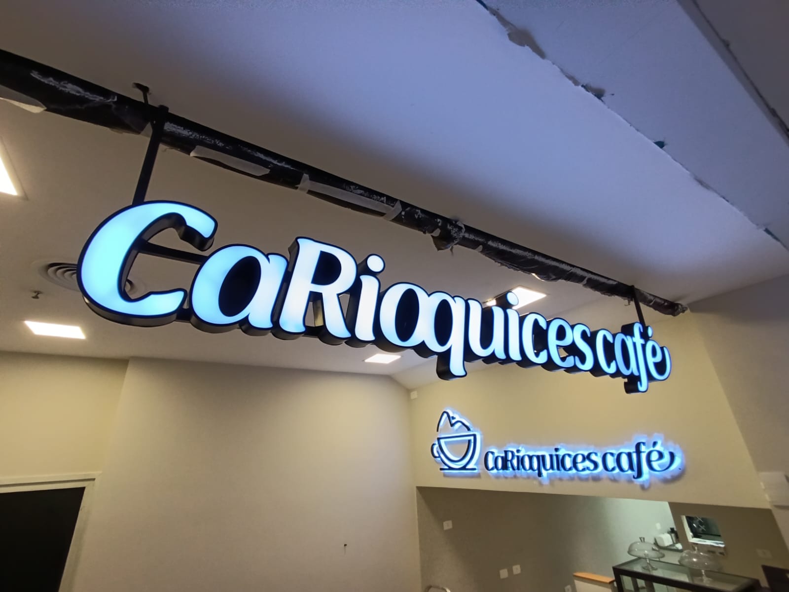 Letreiro luminoso Carioquices Café — letras caixa em LED