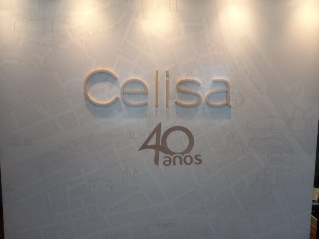 Logotipo Celisa 40 anos em letras caixa — ambiente corporativo