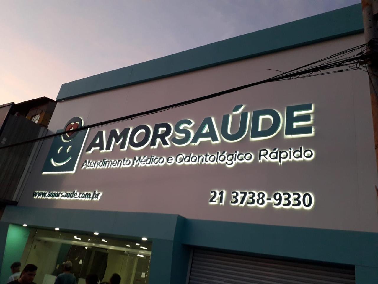 Fachada iluminada Amor Saúde — letras caixa com backlight
