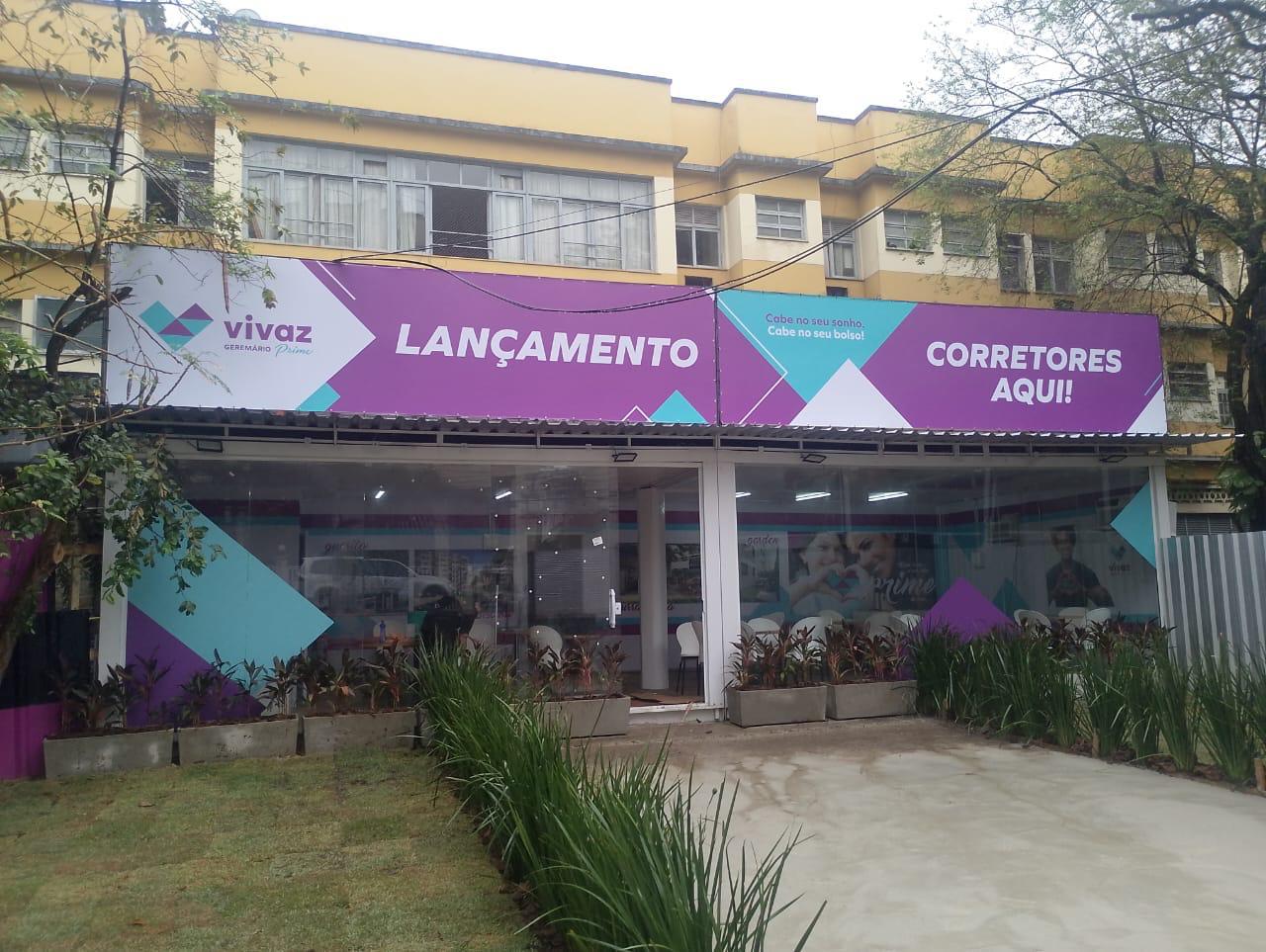 Painel de fachada Vivaz Lançamento — grande formato em altura
