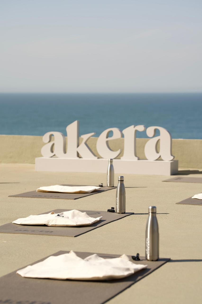 Letreiro recortado Akera — ativação à beira-mar