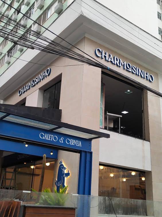Fachada Charmosinho Galeto & Cerveja — letras caixa em ACM