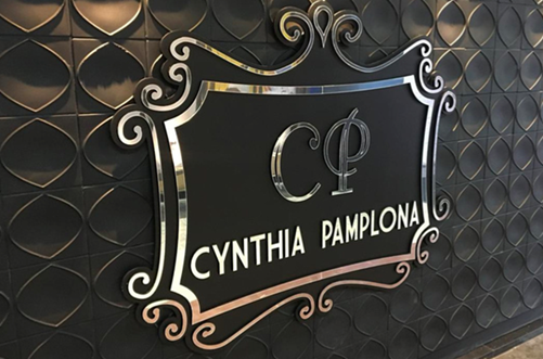 Placa decorativa em acrílico espelhado Cynthia Pamplona