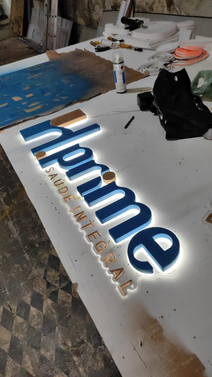 Letras caixa H Prime Saúde Integral com backlight LED