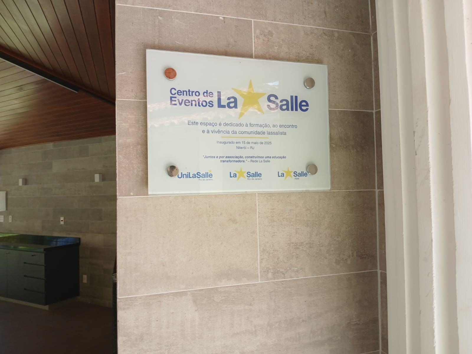 Placa institucional Centro de Eventos La Salle em vidro