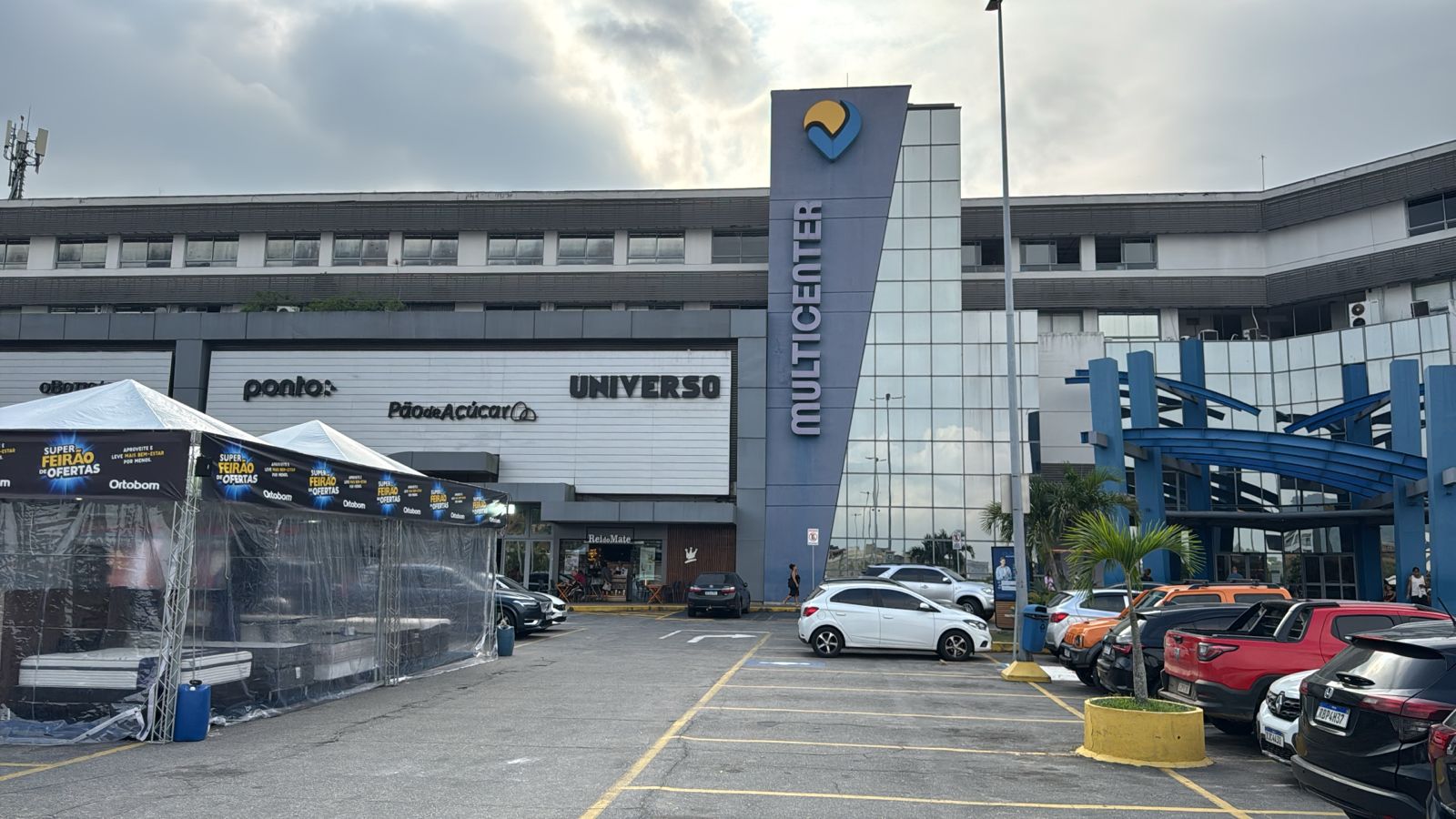 Fachada Shopping Multicenter — totem corporativo em ACM