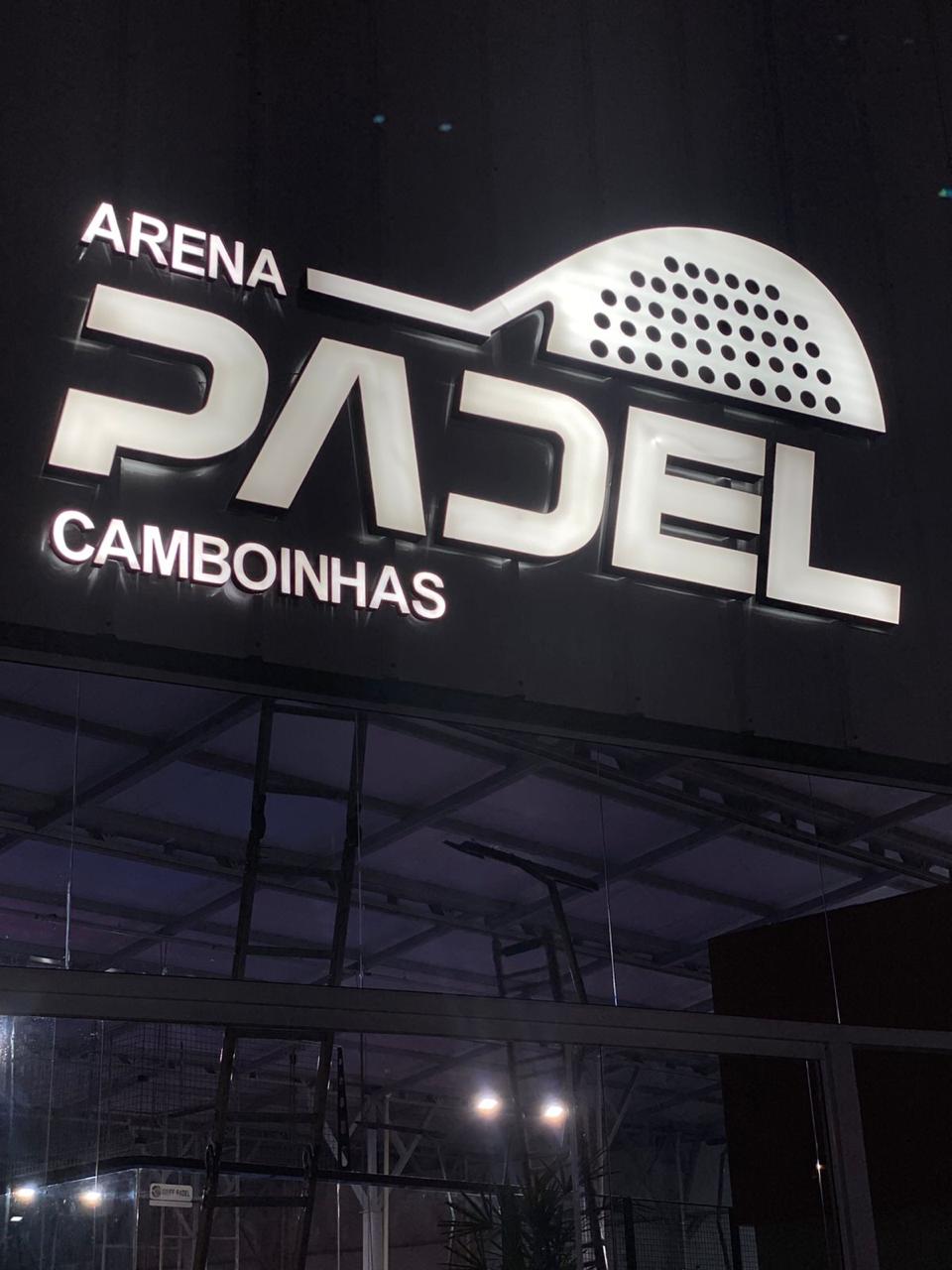Letras caixa iluminadas Arena Padel Camboinhas — fachada noturna