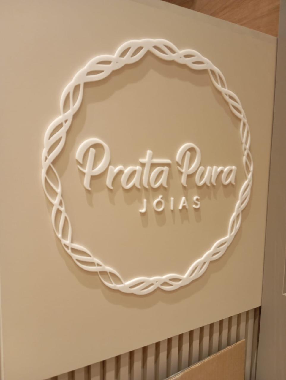 Painel decorativo em relevo Prata Pura Joias — ambiente interno