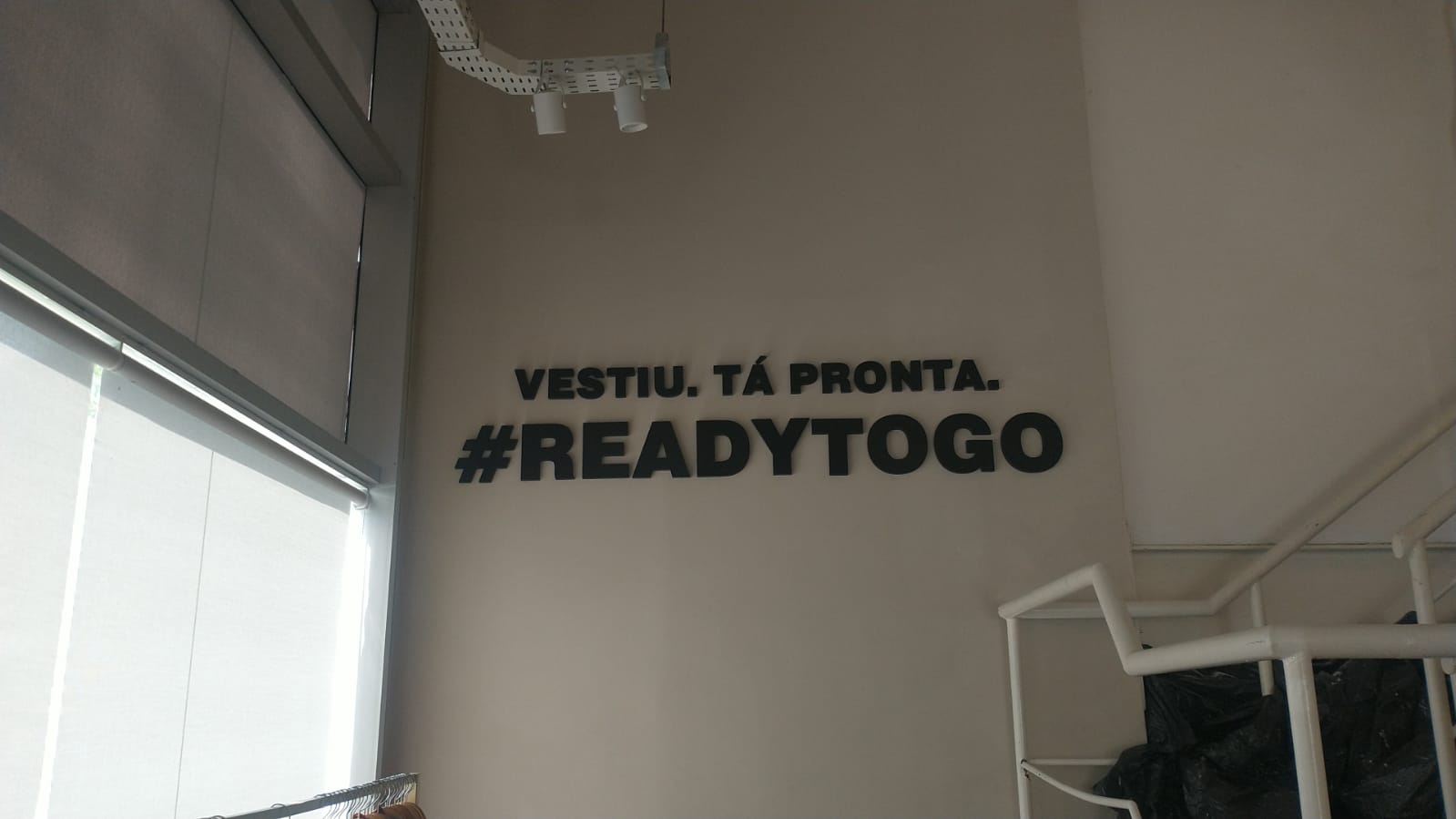 Letras caixa #ReadyToGo — comunicação ambiental em loja