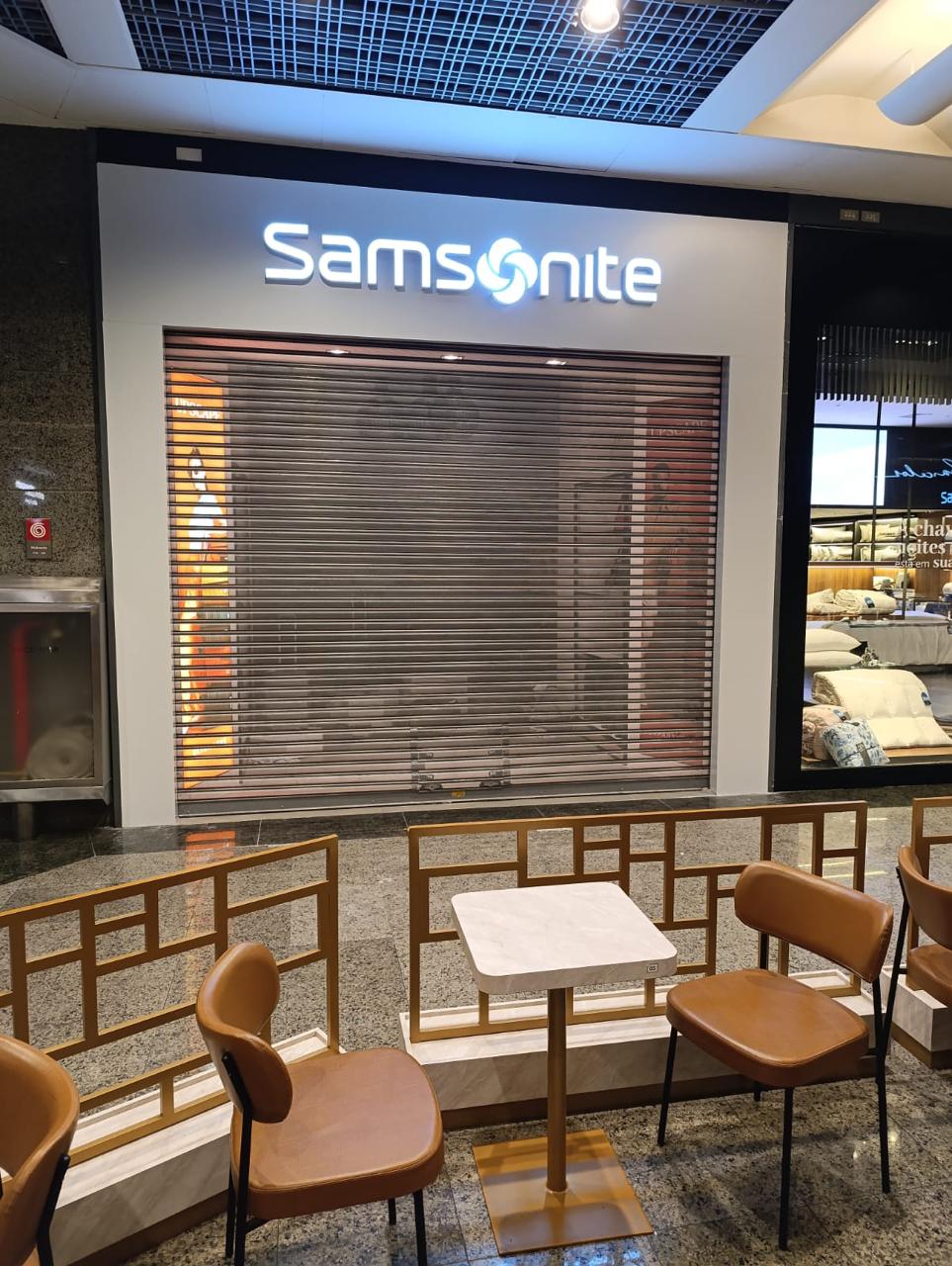 Letras caixa iluminadas Samsonite — loja em shopping