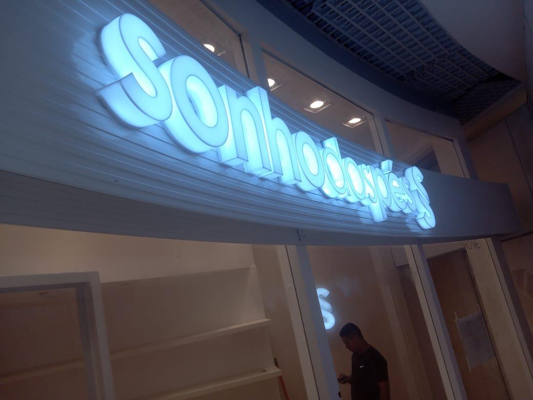 Letras caixa luminosas Sonho dos Pés — loja em shopping