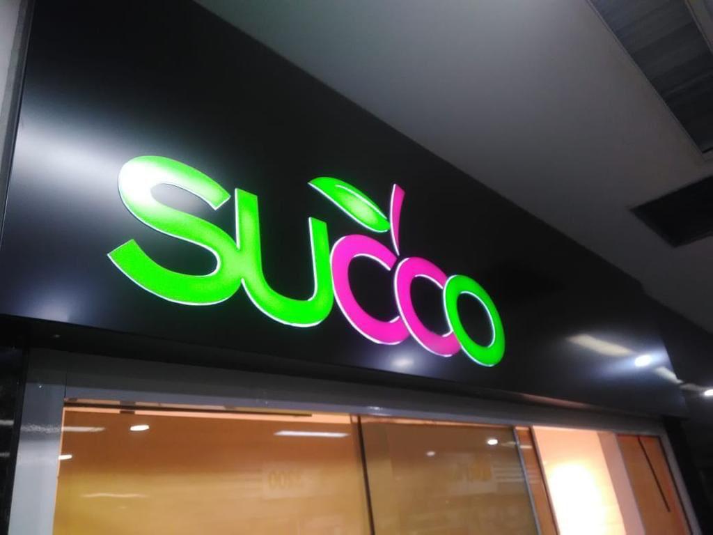 Letras caixa coloridas Succo — fachada de loja em shopping