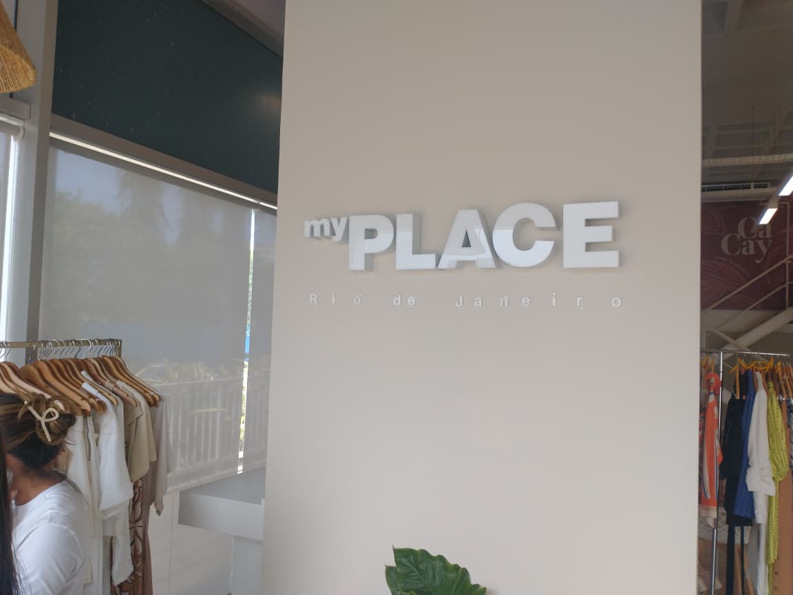 Letras caixa myPlace Rio de Janeiro — varejo de moda