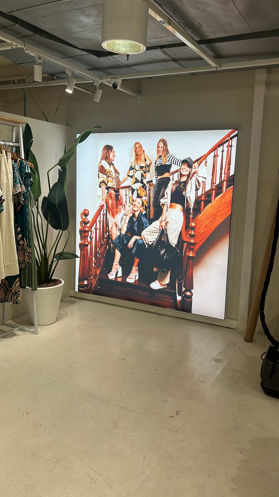Backlight iluminado de moda — painel fotográfico em grande formato dentro de loja