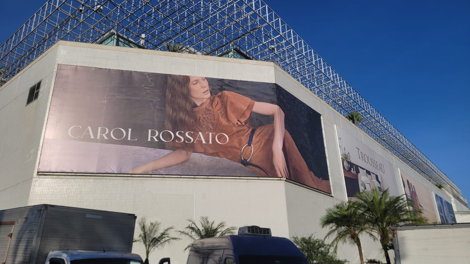 Painel de fachada Carol Rossato — lona em grande formato sobre shopping