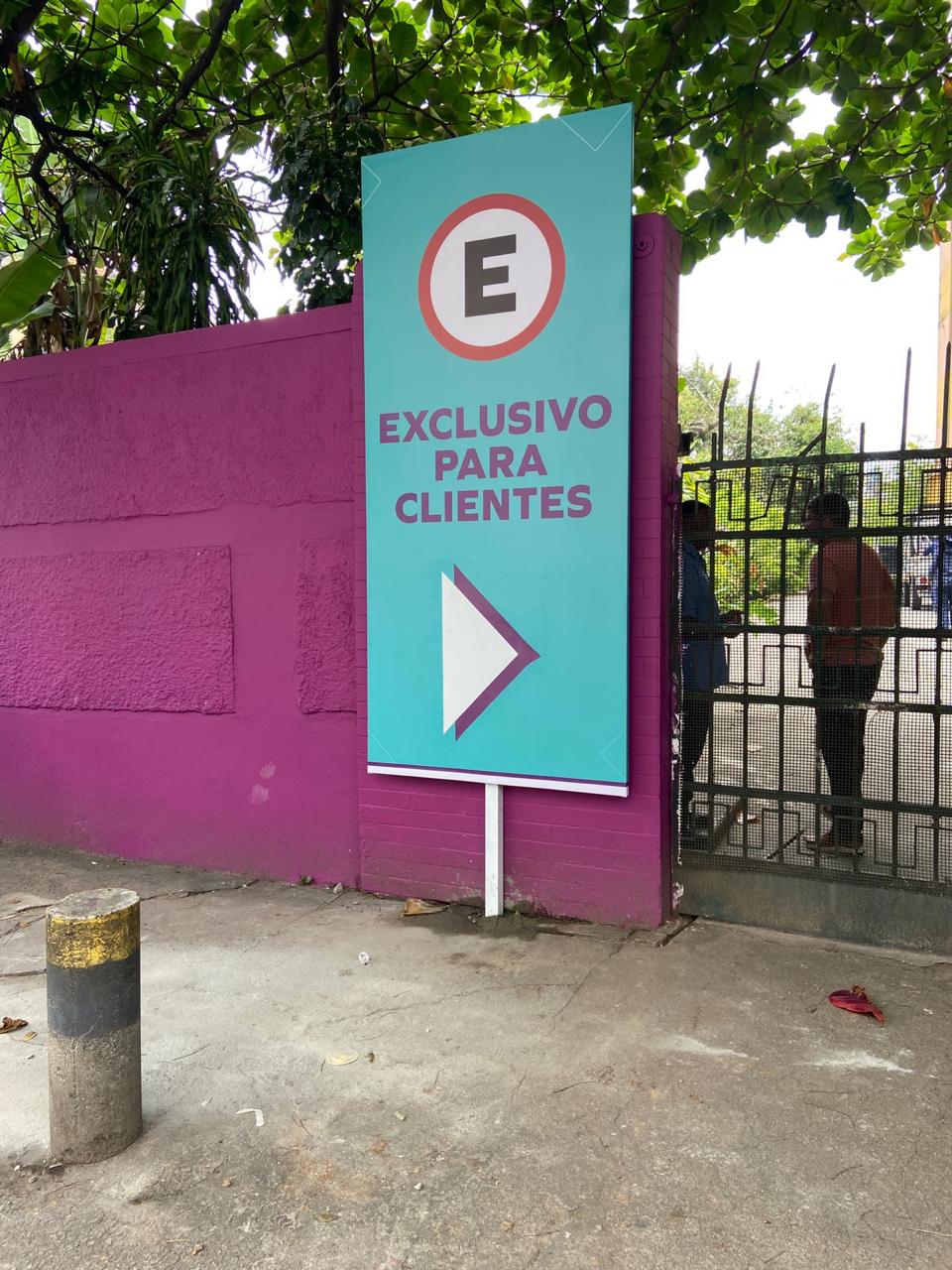Painel sinalizador Estacionamento Exclusivo para Clientes — totem externo em ACM
