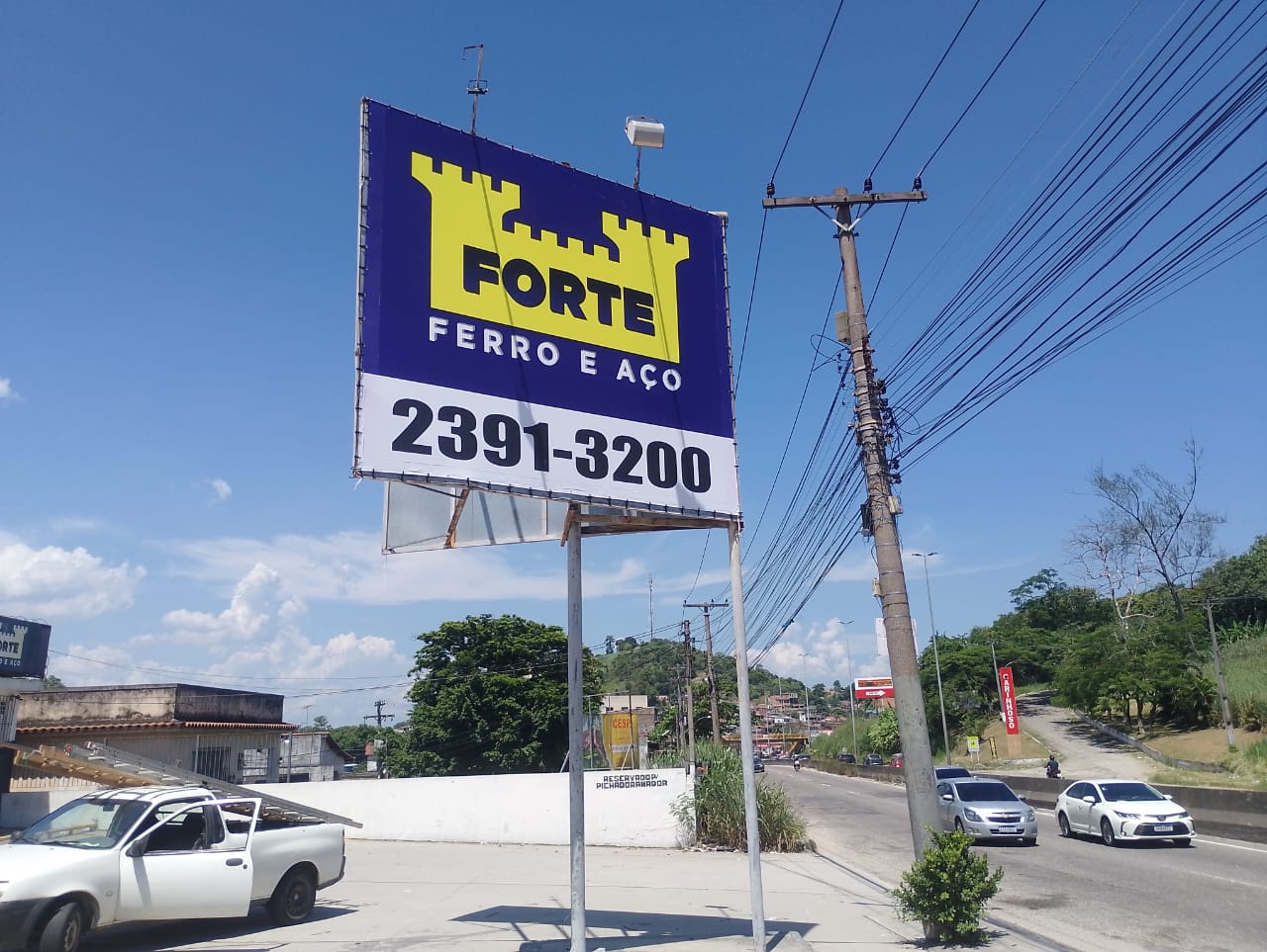 Outdoor Forte Ferro e Aço — painel publicitário em estrutura de rodovia